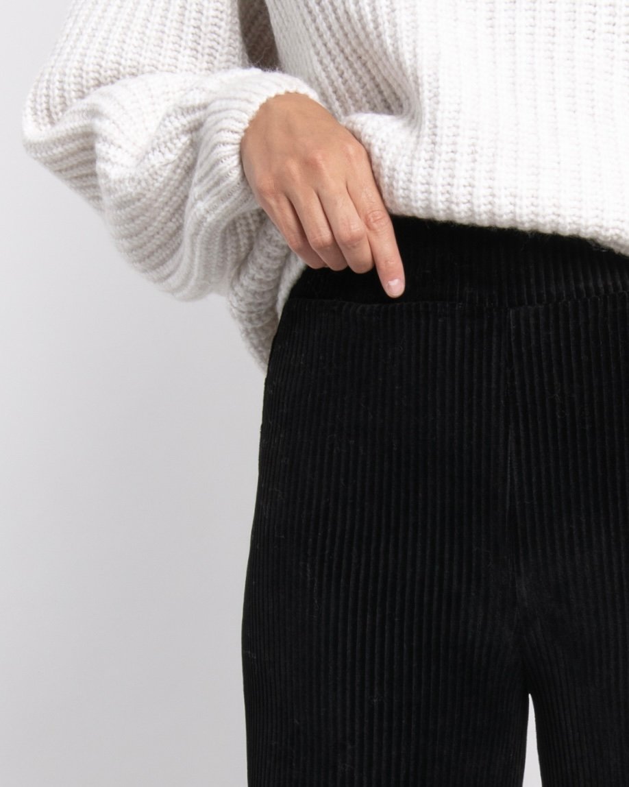 details_ayen-schwarz-lockere-weite-hose-mit-Rippenstruktur-2