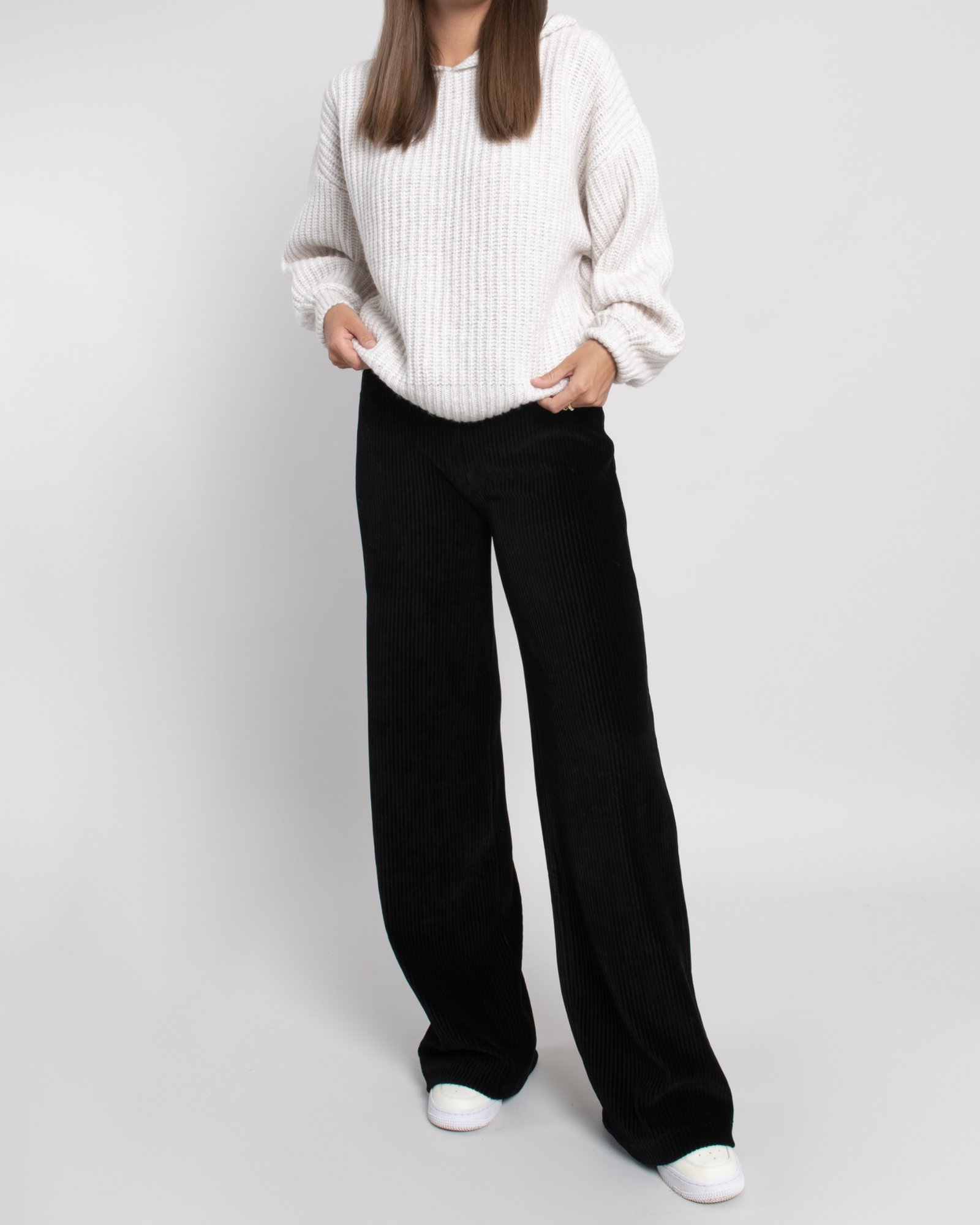 details_ayen-schwarz-lockere-weite-hose-mit-Rippenstruktur-3