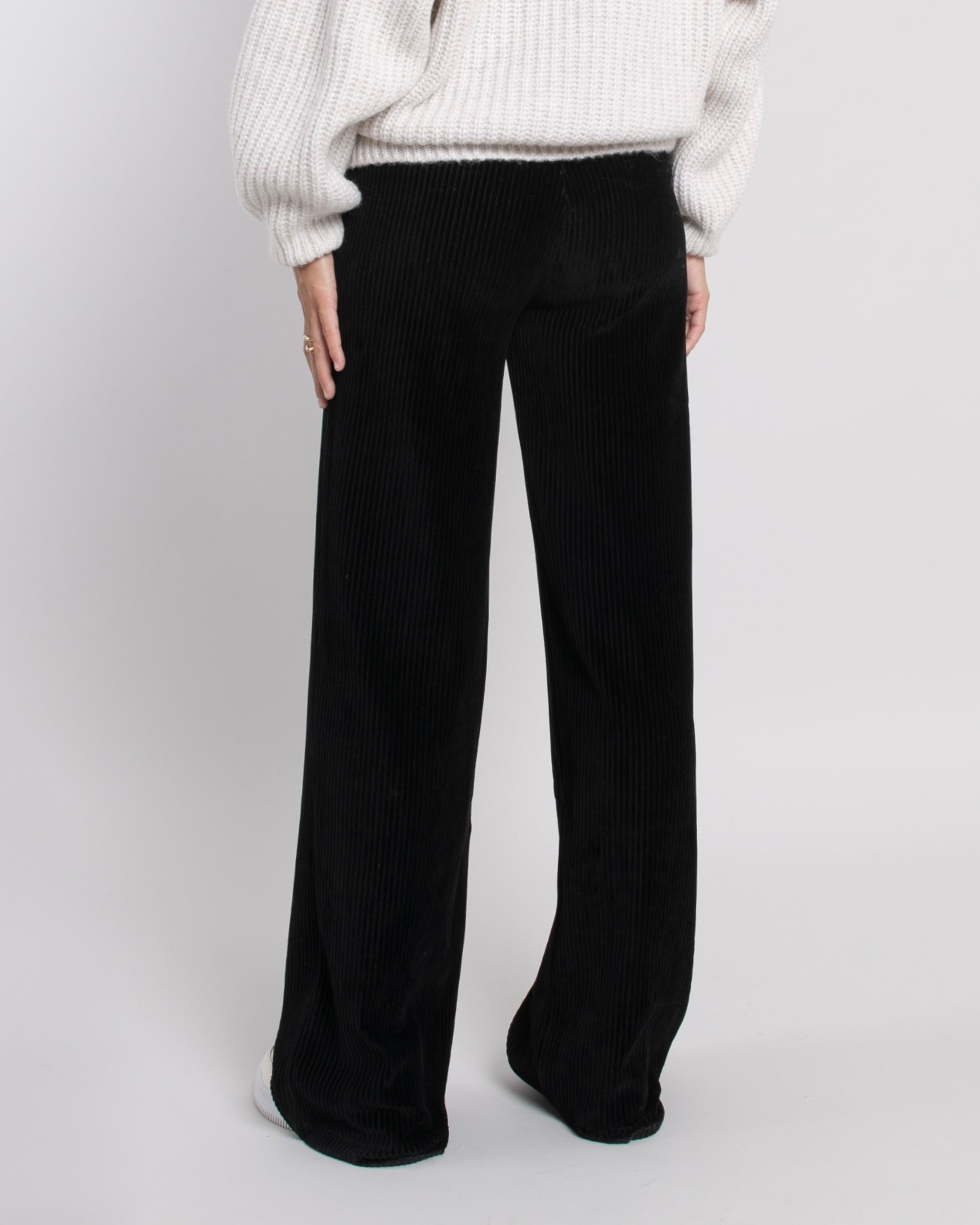 details_ayen-schwarz-lockere-weite-hose-mit-Rippenstruktur-4